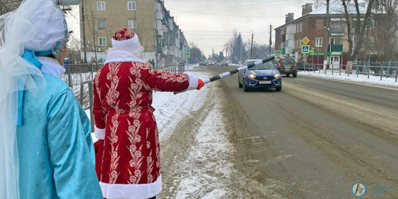 По Аткарску гулял полицейский Дед Мороз