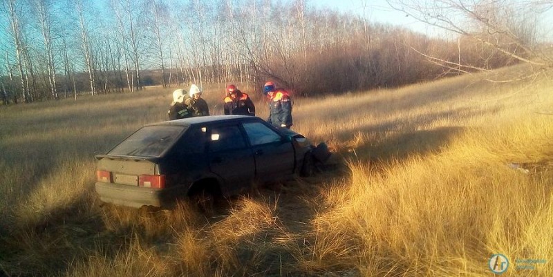 Под Аткарском «Лада» слетела в кювет и врезалась в дерево
