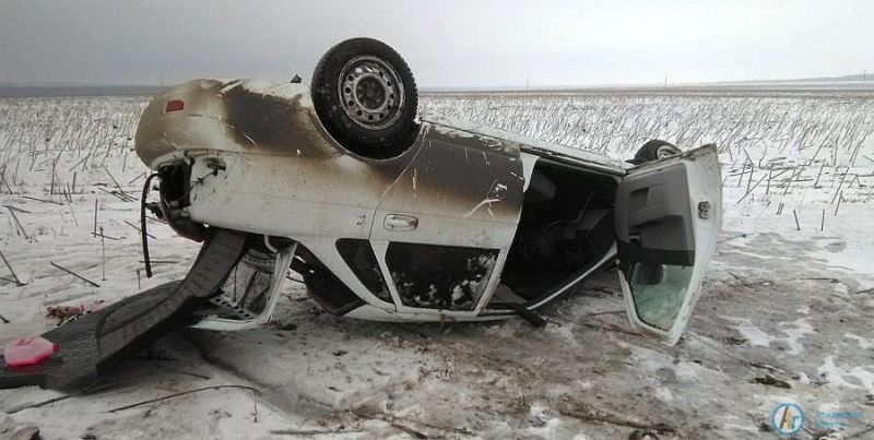 Под Аткарском перевернулась белая "Приора"