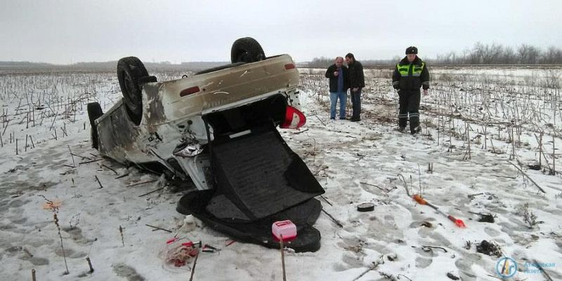 Под Аткарском перевернулась белая "Приора"