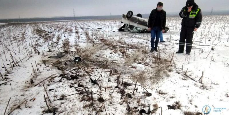 Под Аткарском перевернулась белая "Приора"