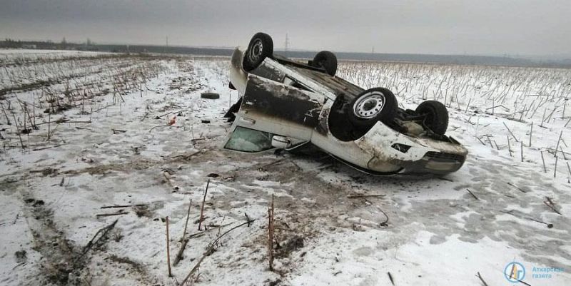 Под Аткарском перевернулась белая "Приора"