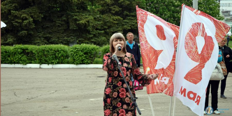 Под окнами аткарских ветеранов  спели «Фронтовые бригады»