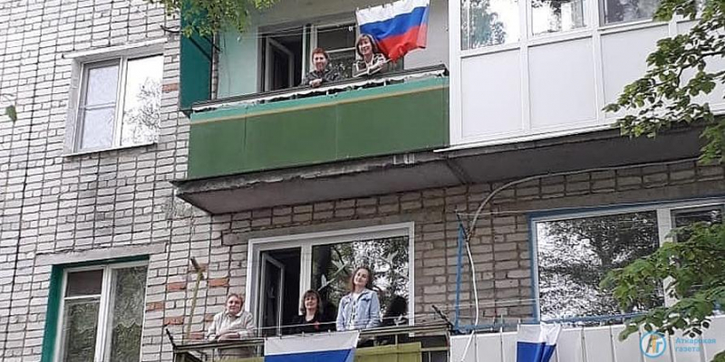 Под окнами аткарских ветеранов  спели «Фронтовые бригады»