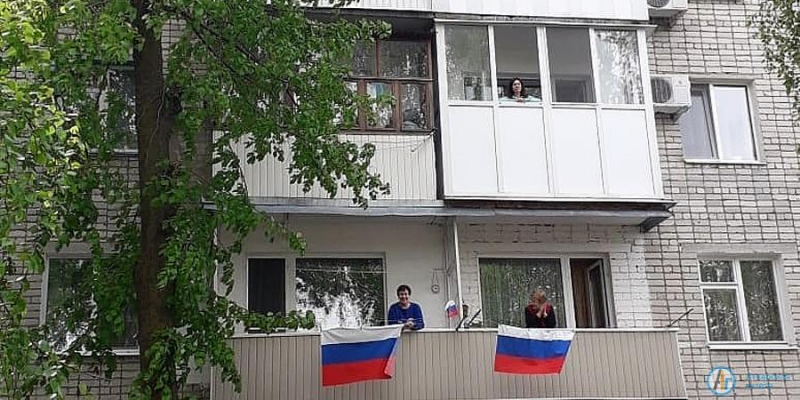 Под окнами аткарских ветеранов  спели «Фронтовые бригады»
