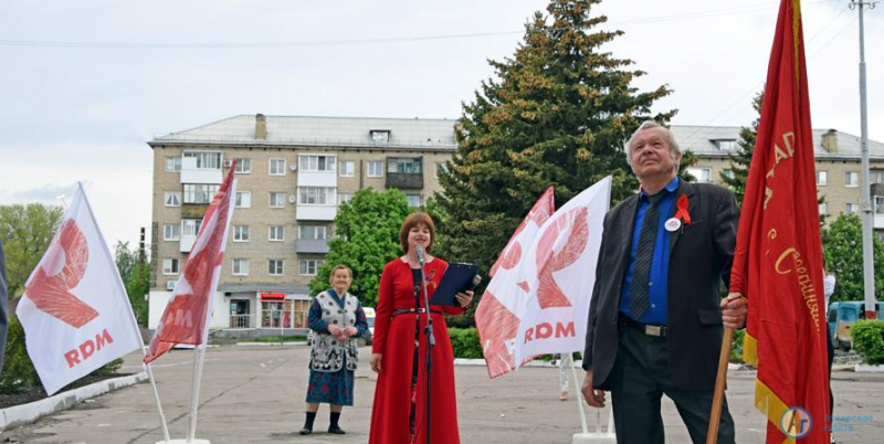 Под окнами аткарских ветеранов  спели «Фронтовые бригады»