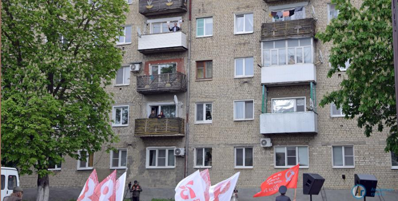 Под окнами аткарских ветеранов  спели «Фронтовые бригады»