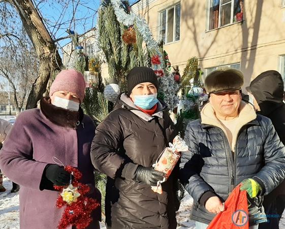 Под окнами ковидного госпиталя волонтеры нарядили елку