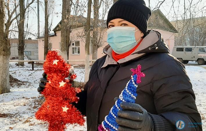 Под окнами ковидного госпиталя волонтеры нарядили елку