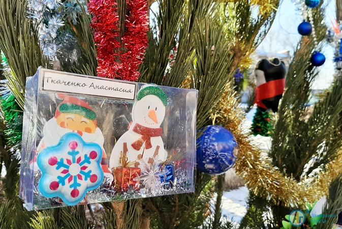 Под окнами ковидного госпиталя волонтеры нарядили елку