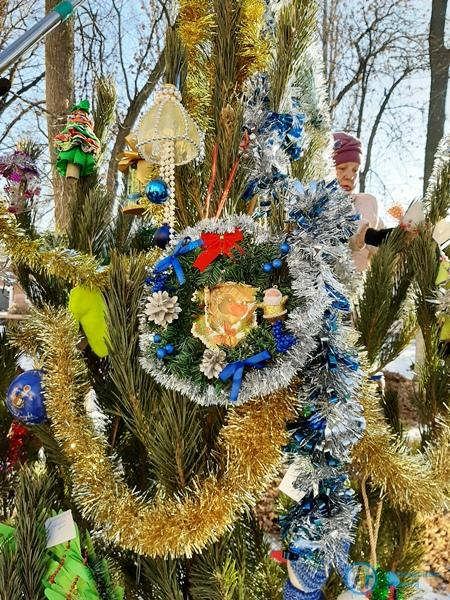 Под окнами ковидного госпиталя волонтеры нарядили елку