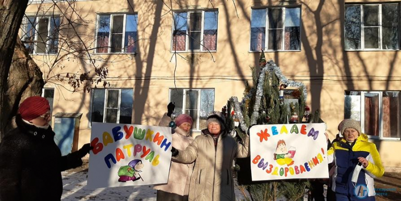 Под окнами ковидного госпиталя волонтеры нарядили елку