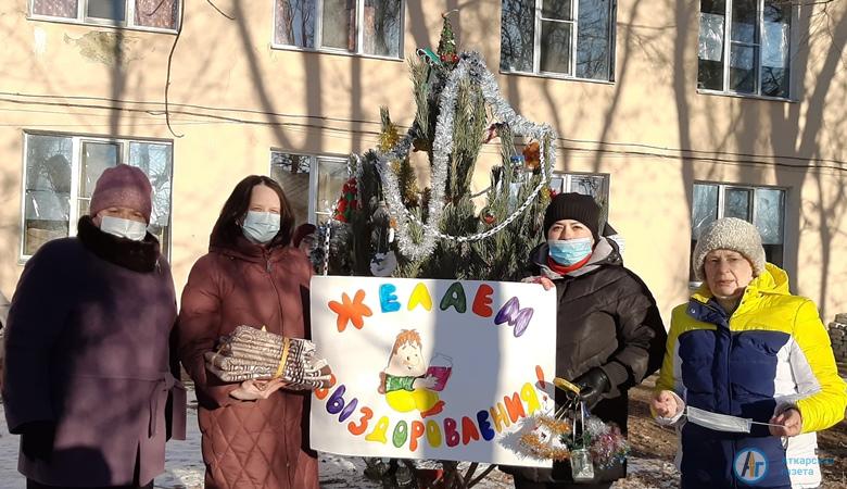 Под окнами ковидного госпиталя волонтеры нарядили елку