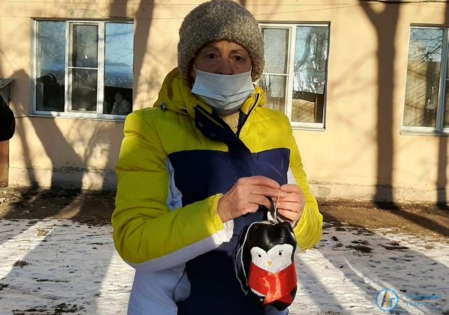 Под окнами ковидного госпиталя волонтеры нарядили елку