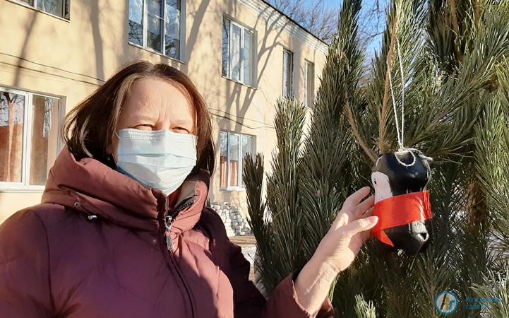 Под окнами ковидного госпиталя волонтеры нарядили елку