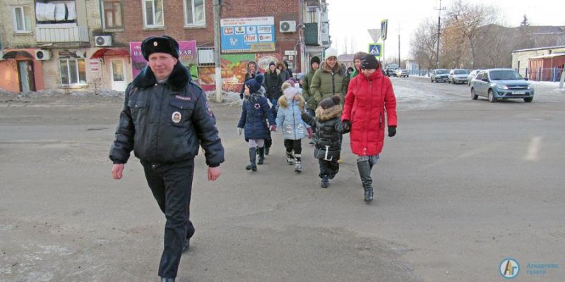 Полицейские показали детям безопасный путь домой 
