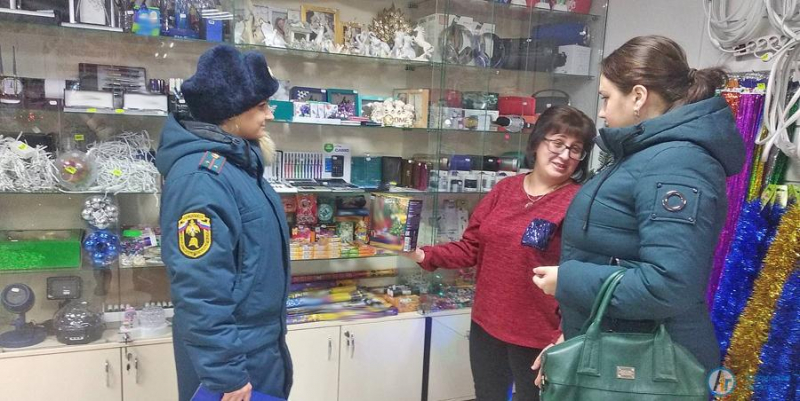 Пожарные проверили места продажи пиротехники