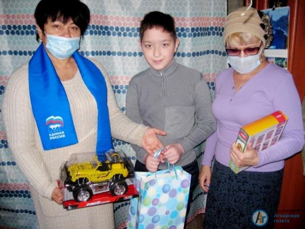 Представители "Единой России" навестили детей с ограниченными возможностями