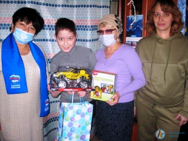 Представители "Единой России" навестили детей с ограниченными возможностями