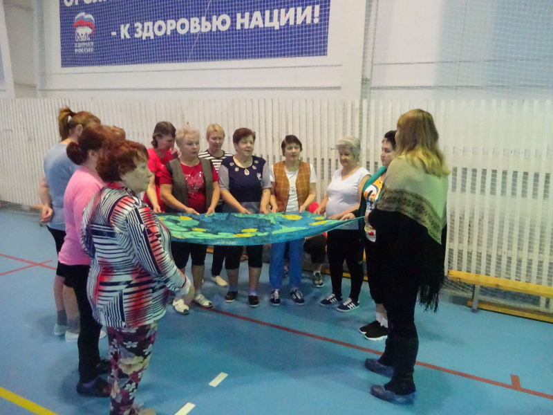 Психолог КЦСОН провел занятие тканевой арт-терапией