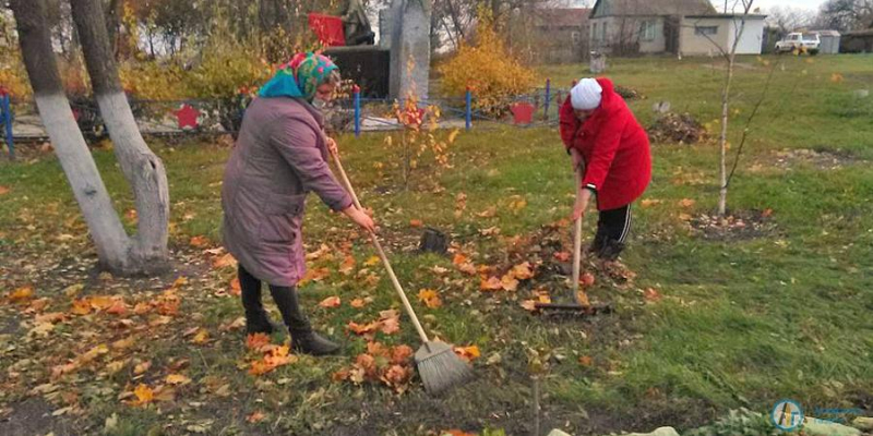 Работники культуры навели порядок около любимого СДК 