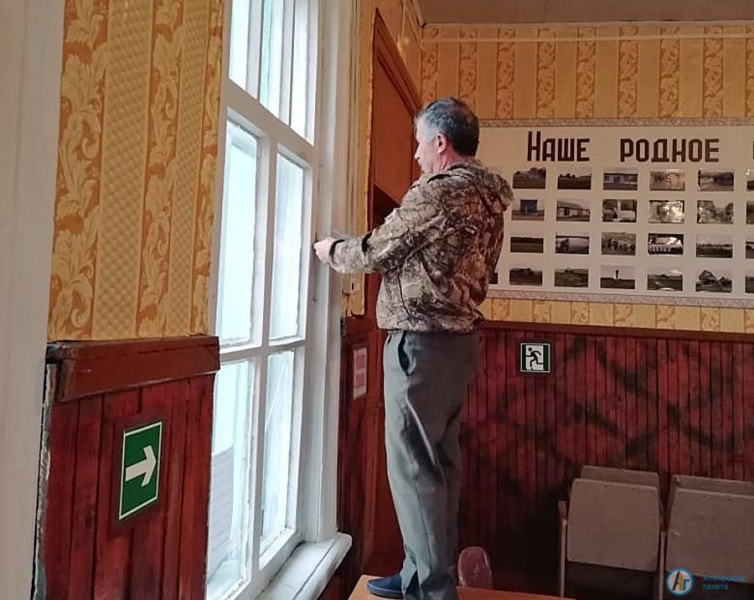 Работники культуры подготовили сельский клуб к зиме