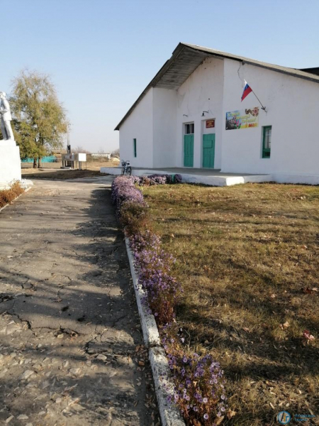 Работники СДК Даниловки провели субботник в селе 