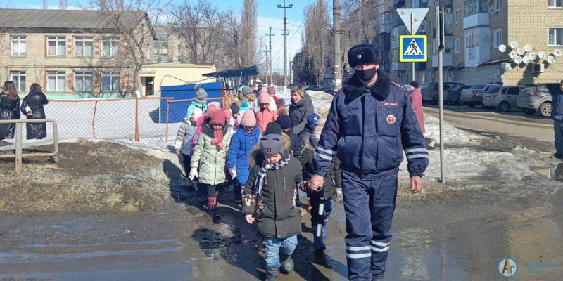 Ребятам из детского сада на улице Гоголя показали безопасную дорогу