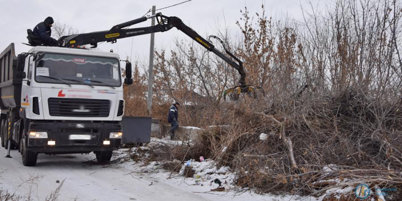 Регоператор вывез с аткарских улиц 2000 кубометров сухих веток