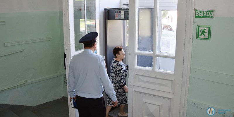 Росгвардия и полиция проверили безопасность 5 аткарских школ