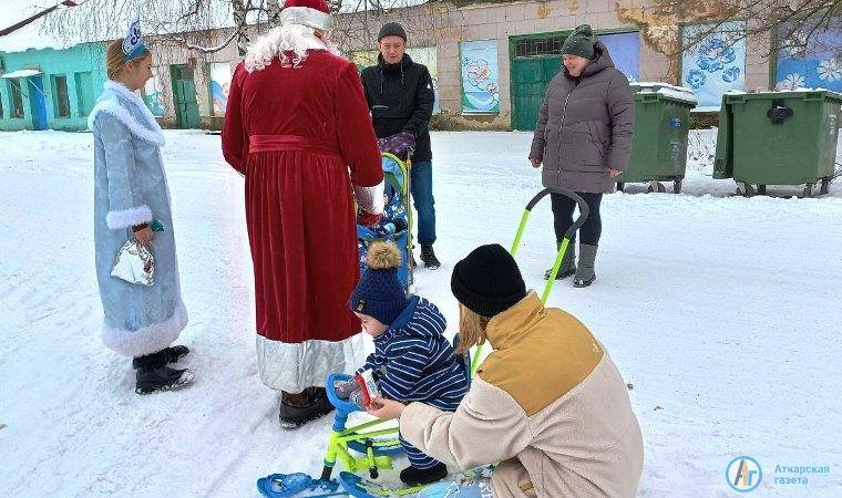 Российский детский дед Мороз вышел на улицы Озерного