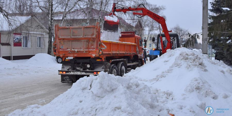 С улиц Аткарска ежедневно вывозят 100 кубометров снега