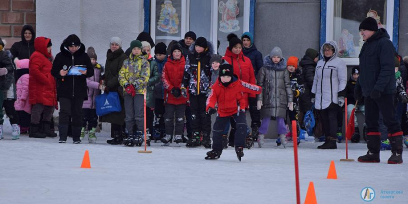 Самым быстрым конькобежцам вручили абонементы на каток