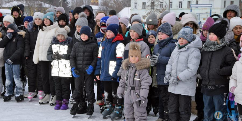 Самым быстрым конькобежцам вручили абонементы на каток