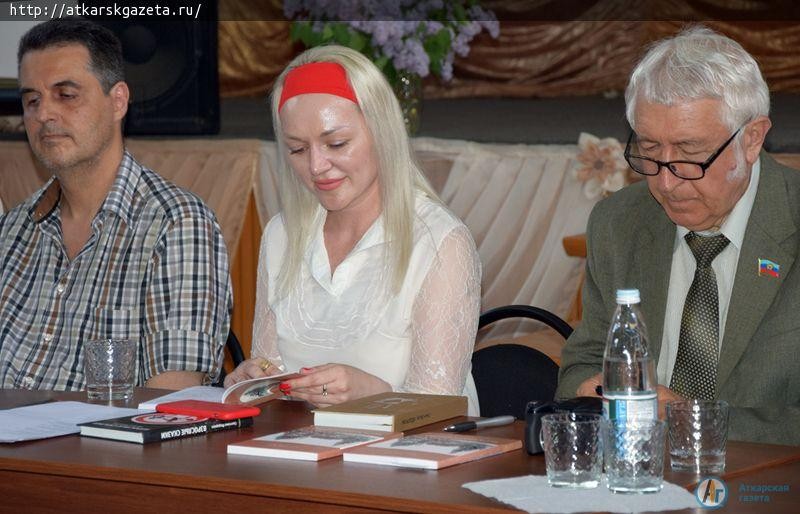 Саратовские писатели подарили Аткарской библиотеке книги с автографами авторов