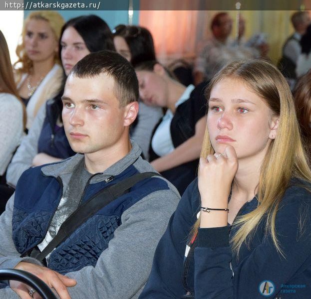 Саратовские писатели подарили Аткарской библиотеке книги с автографами авторов