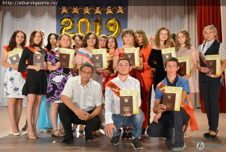 Сегодня 113 аткарских лицеистов стали дипломированными специалистами (ФОТО)