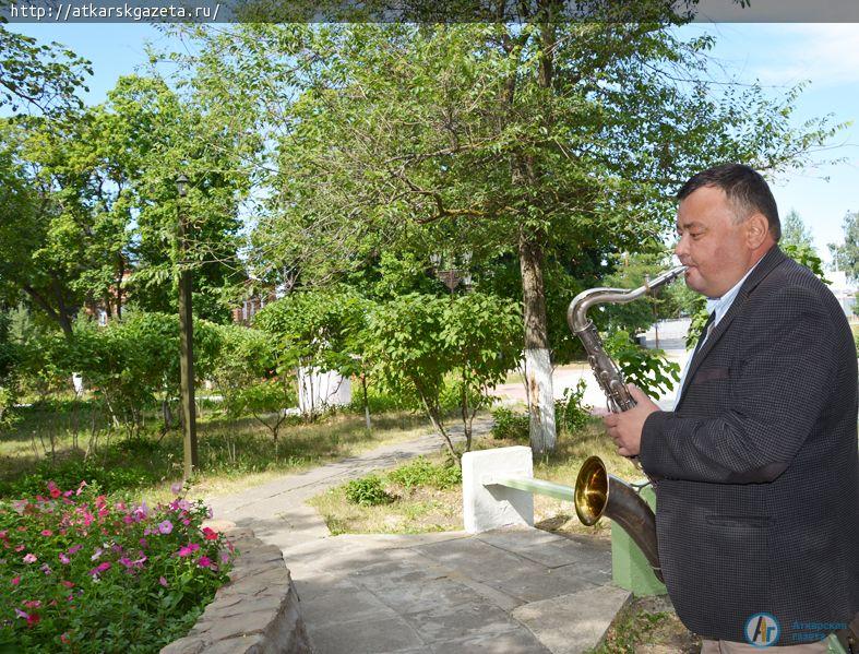 Сегодня аткарский парк разбудили живые звуки саксофона и Микки Маус (ФОТО)