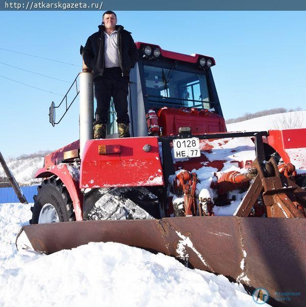 Сегодня днем на борьбу со снегом вышли 9 единиц спецтехники