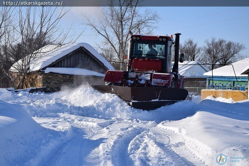 Сегодня днем на борьбу со снегом вышли 9 единиц спецтехники