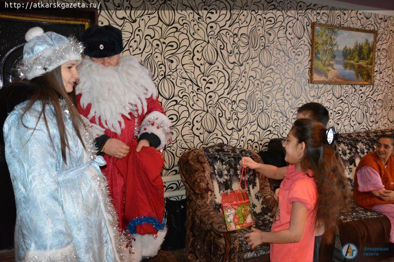 Сегодня к аткарским детям в окна постучался Дед Мороз в погонах (ФОТО)