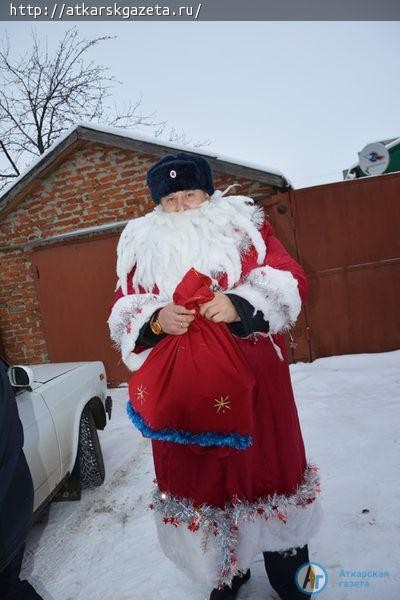 Сегодня к аткарским детям в окна постучался Дед Мороз в погонах (ФОТО)