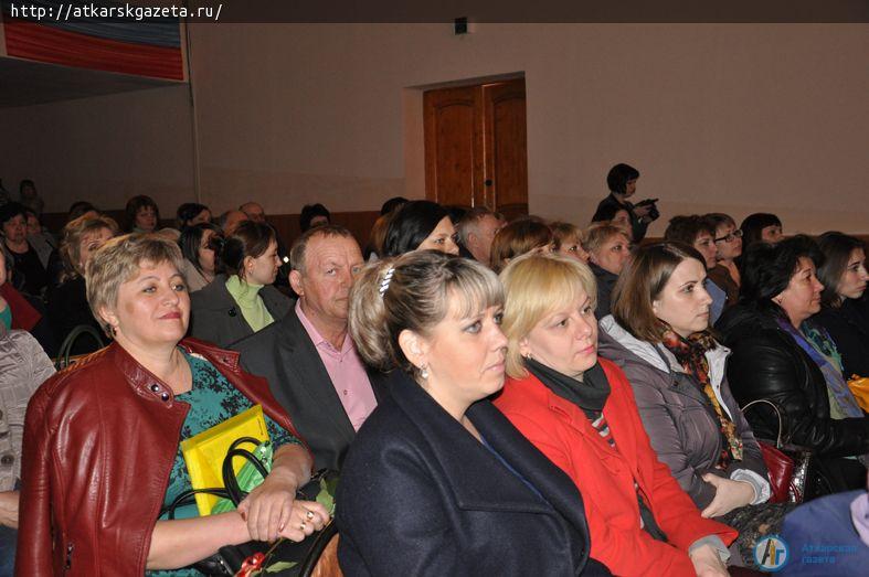 Сегодня муниципальных служащих поздравил глава района Виктор ЕЛИН (ФОТО)
