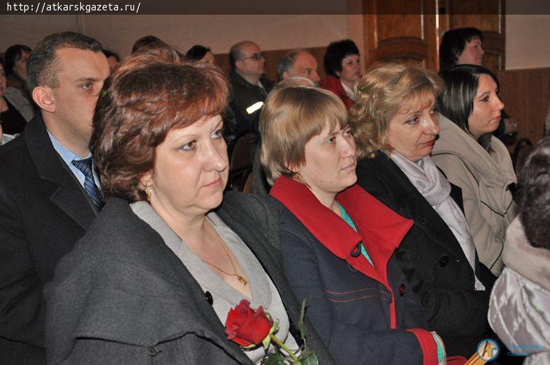 Сегодня муниципальных служащих поздравил глава района Виктор ЕЛИН (ФОТО)
