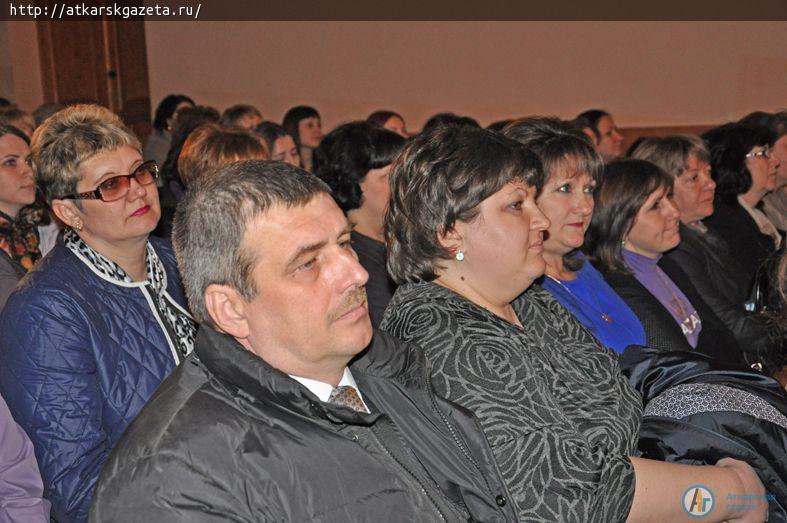 Сегодня муниципальных служащих поздравил глава района Виктор ЕЛИН (ФОТО)