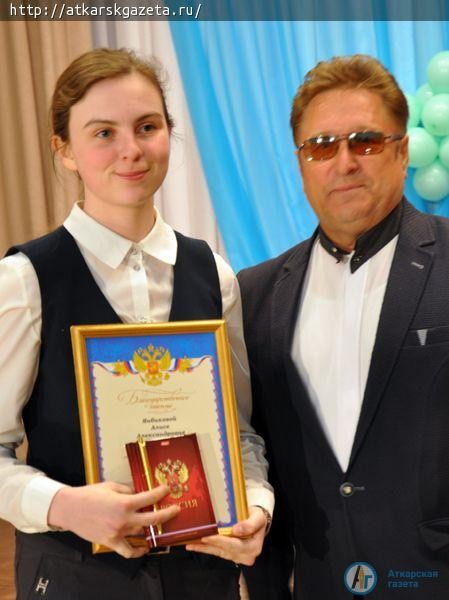Сегодня муниципальных служащих поздравил глава района Виктор ЕЛИН (ФОТО)