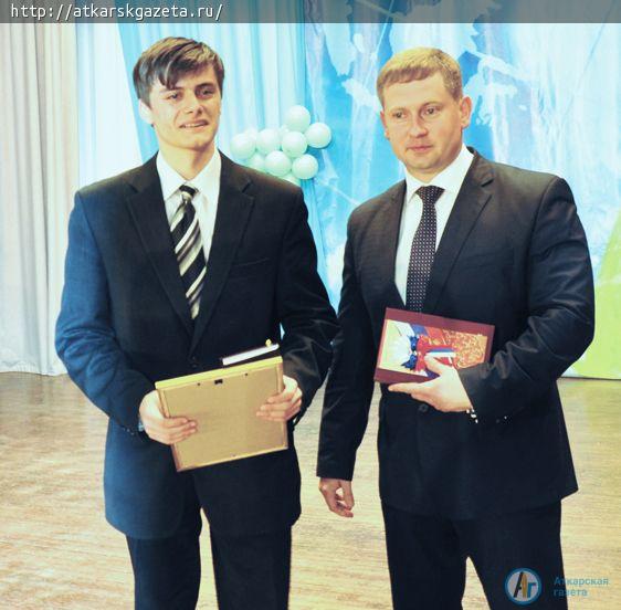Сегодня муниципальных служащих поздравил глава района Виктор ЕЛИН (ФОТО)