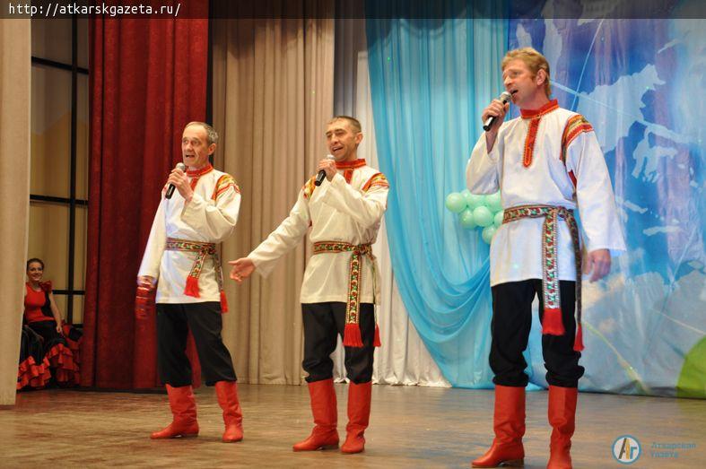 Сегодня муниципальных служащих поздравил глава района Виктор ЕЛИН (ФОТО)