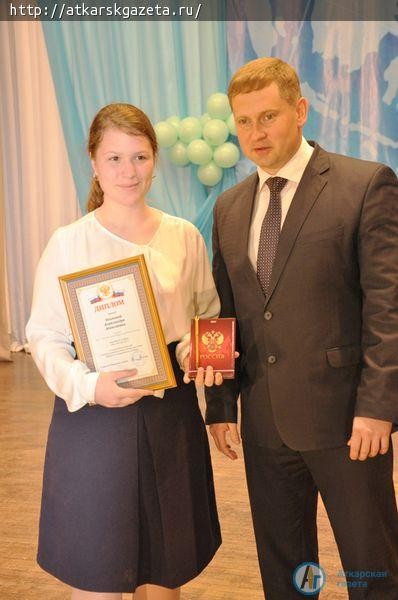 Сегодня муниципальных служащих поздравил глава района Виктор ЕЛИН (ФОТО)