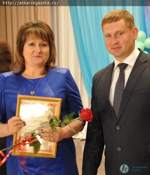 Сегодня муниципальных служащих поздравил глава района Виктор ЕЛИН (ФОТО)